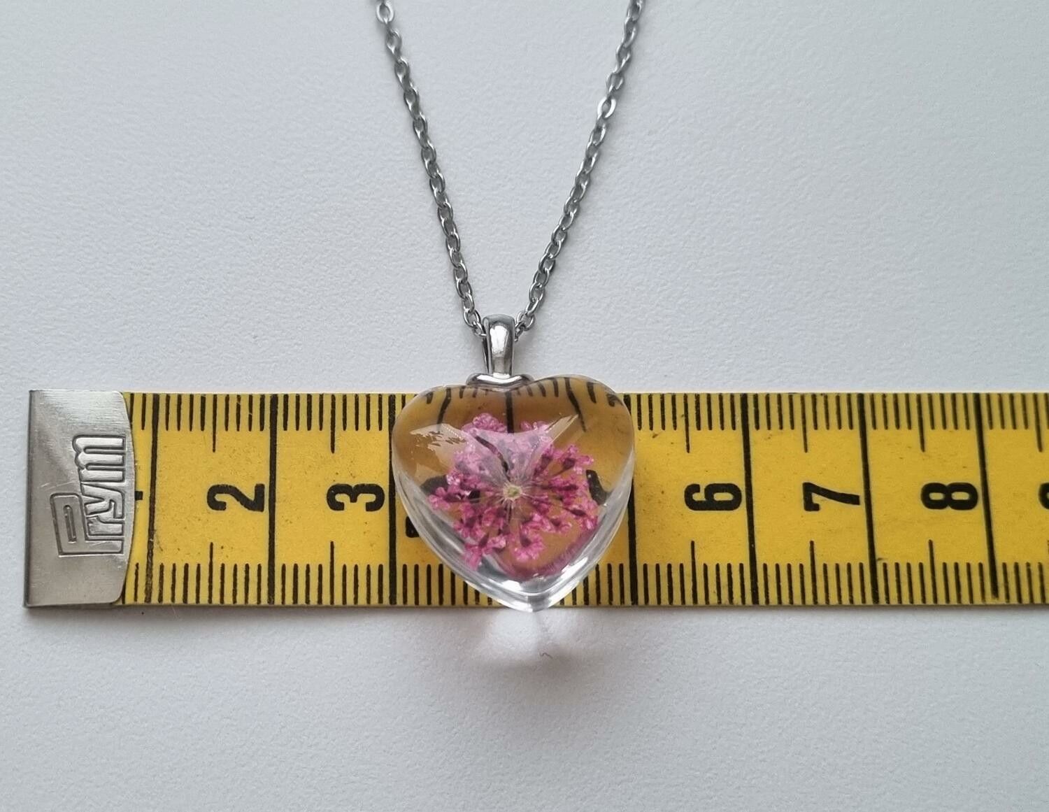 Halsband med hjärtformad glasberlock (45-50 cm justerbar längd)