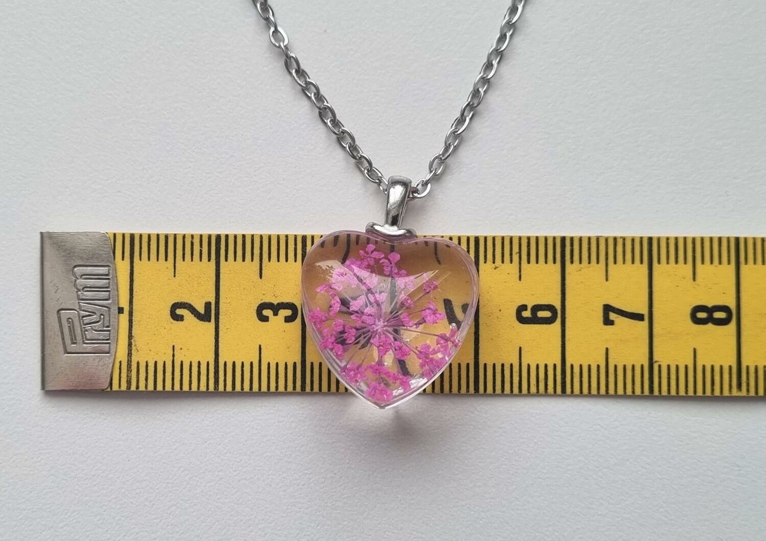 Halsband med hjärtformad glasberlock (50 cm lång kedja)