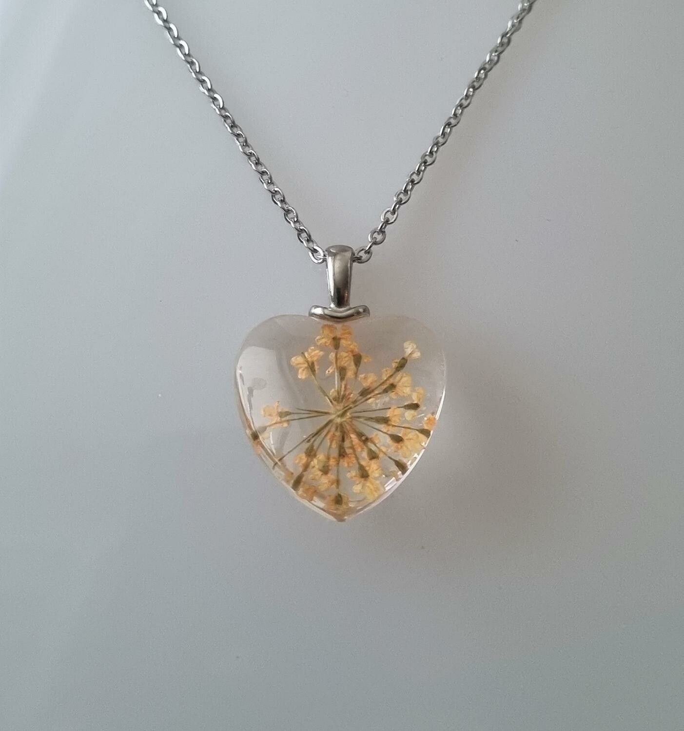 Halsband med hjärtformad glasberlock (45-50 cm justerbar längd)