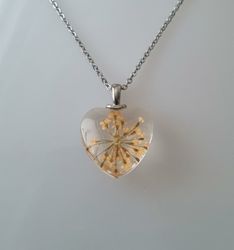 Halsband med hjärtformad glasberlock (45-50 cm justerbar längd)
