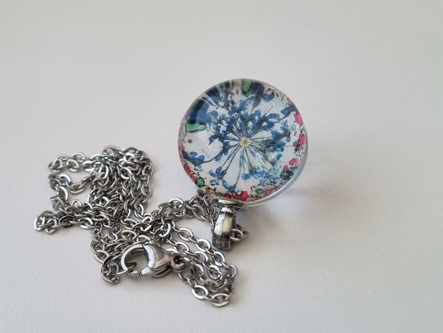Halsband med rund blå glasberlock (45 cm lång kedja)