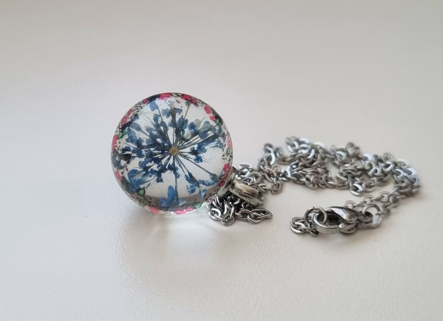 Halsband med rund blå glasberlock (45 cm lång kedja)