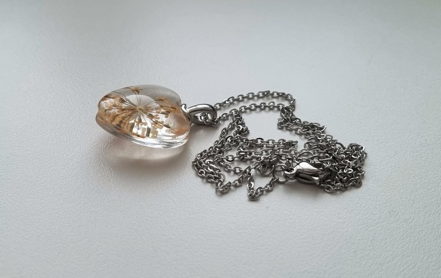 Halsband med hjärtformad glasberlock (45-50 cm justerbar längd)