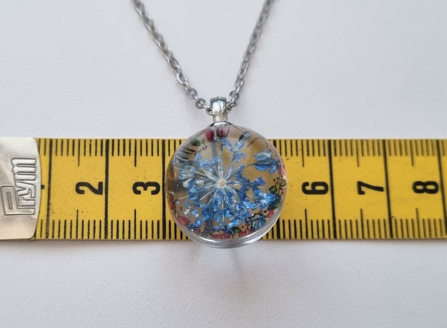 Halsband med rund blå glasberlock (45 cm lång kedja)