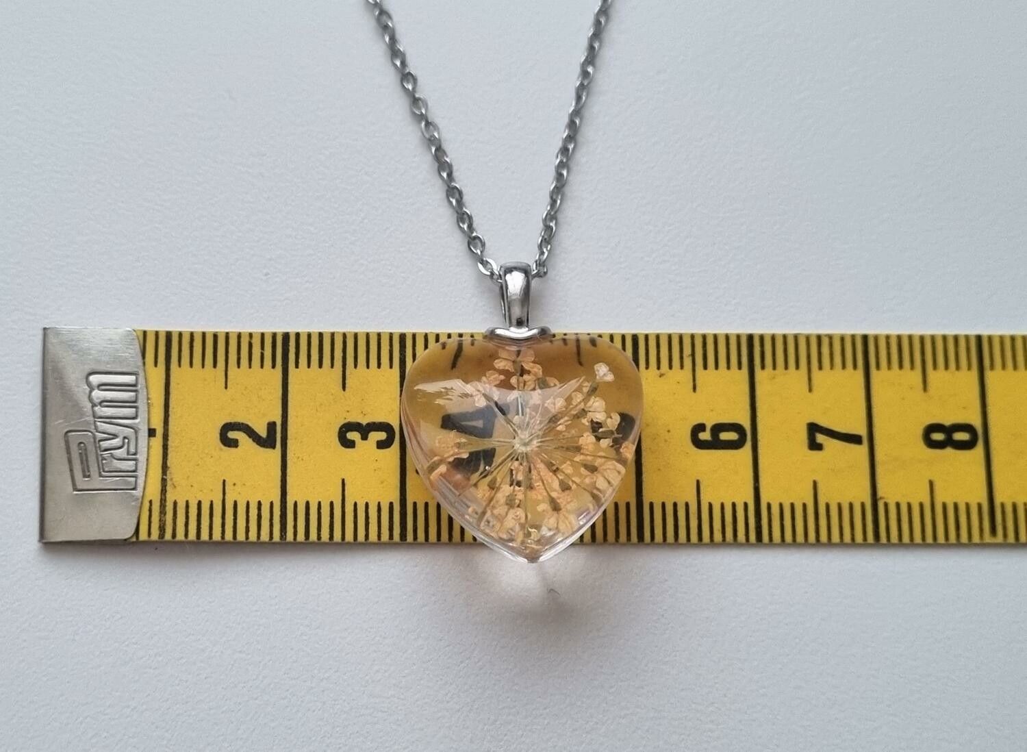 Halsband med hjärtformad glasberlock (45-50 cm justerbar längd)
