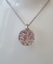 Halsband med rund lila glasberlock (45 cm lång kedja)