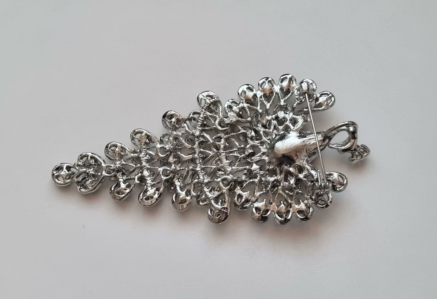 1 st detaljrik stor brosch / hänge - Påfågel