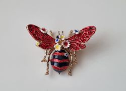 Stor detaljrik brosch, Bi / bi-brosch (röd)