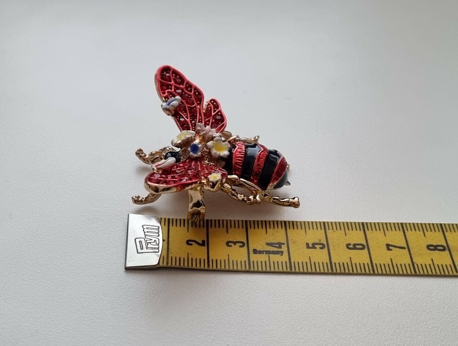 Stor detaljrik brosch, Bi / bi-brosch (röd)