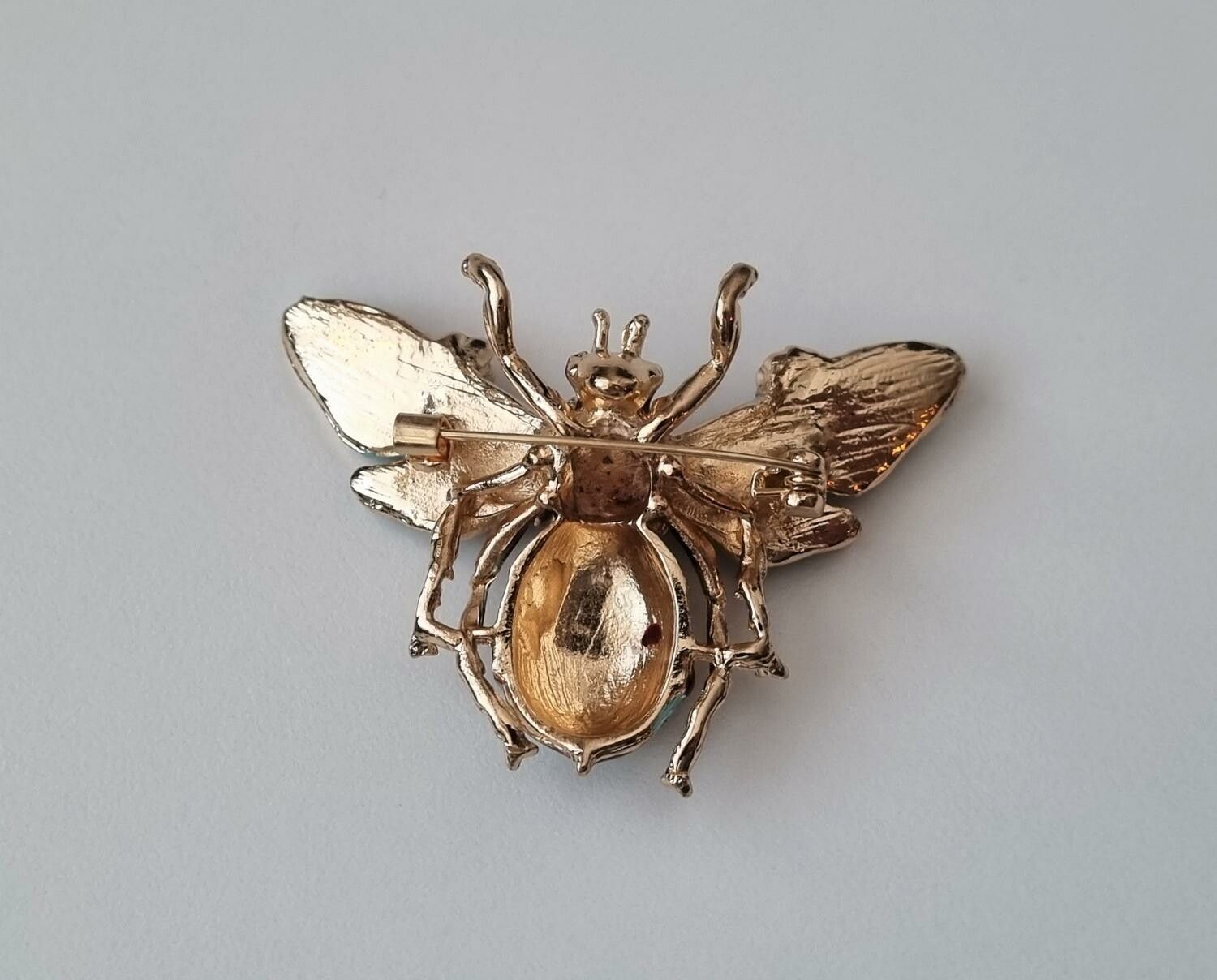 Stor detaljrik brosch, Bi / bi-brosch
