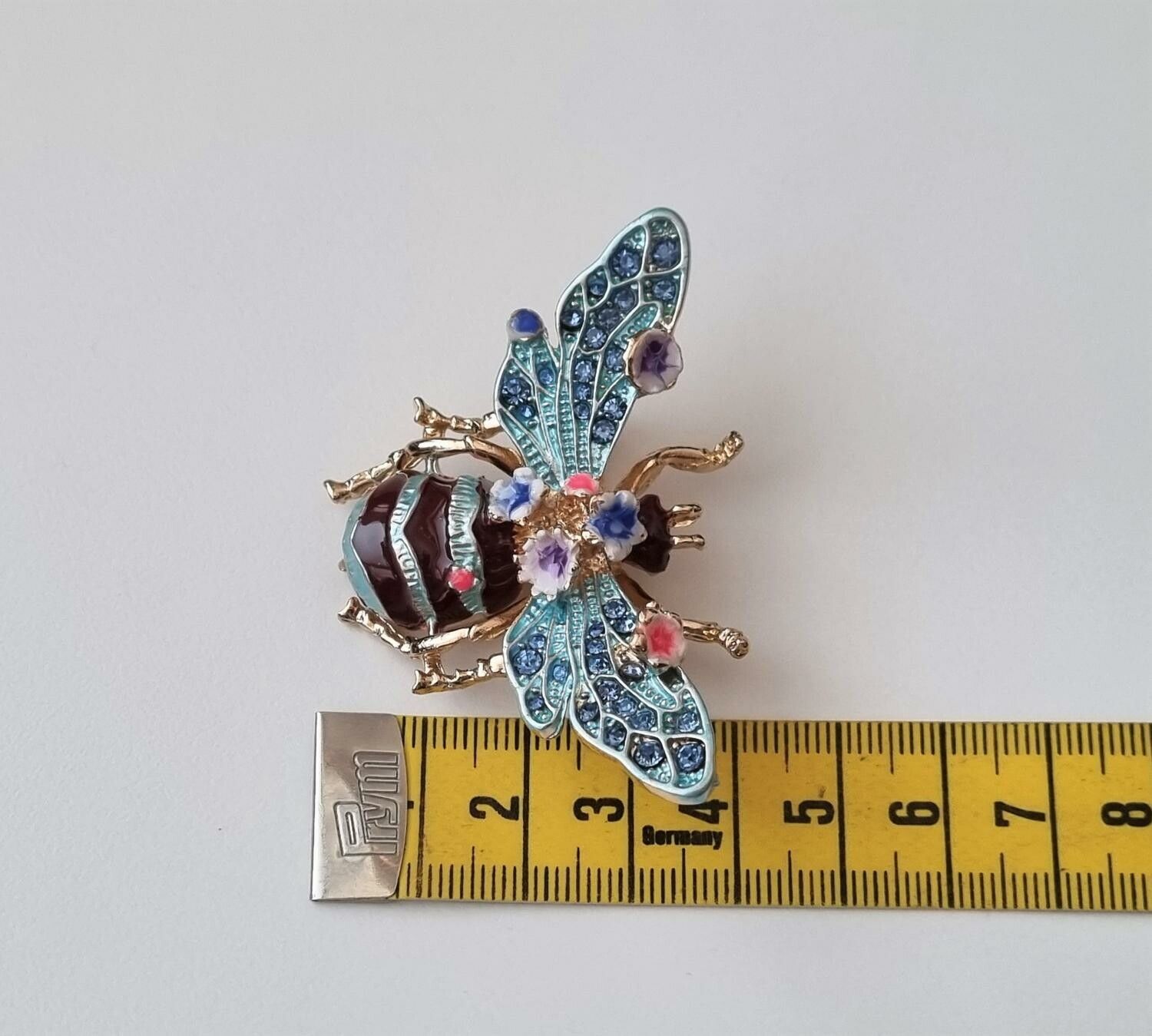 Stor detaljrik brosch, Bi / bi-brosch