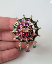 Brosch, Spindel i spindelnät