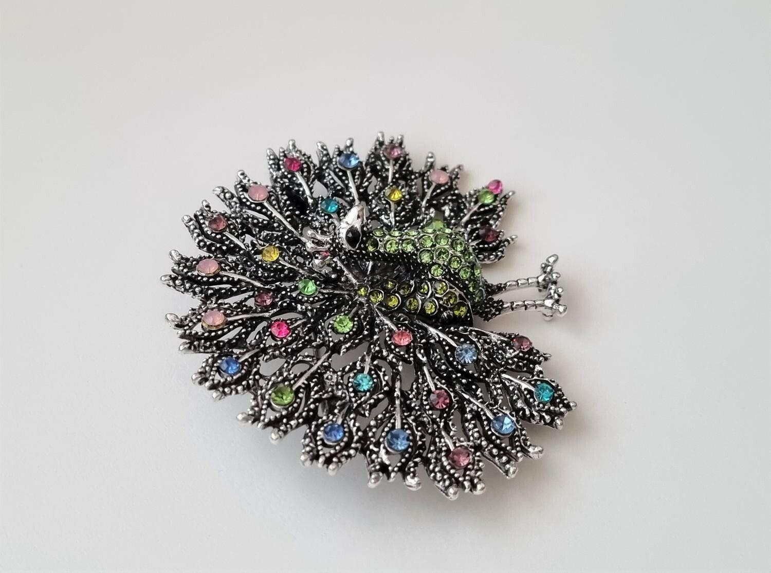 1 st påfågel, påfågelbrosch / hänge / brosch