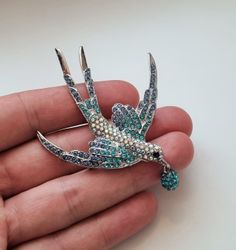 1 st detaljrik brosch / hänge - Fågel med boll