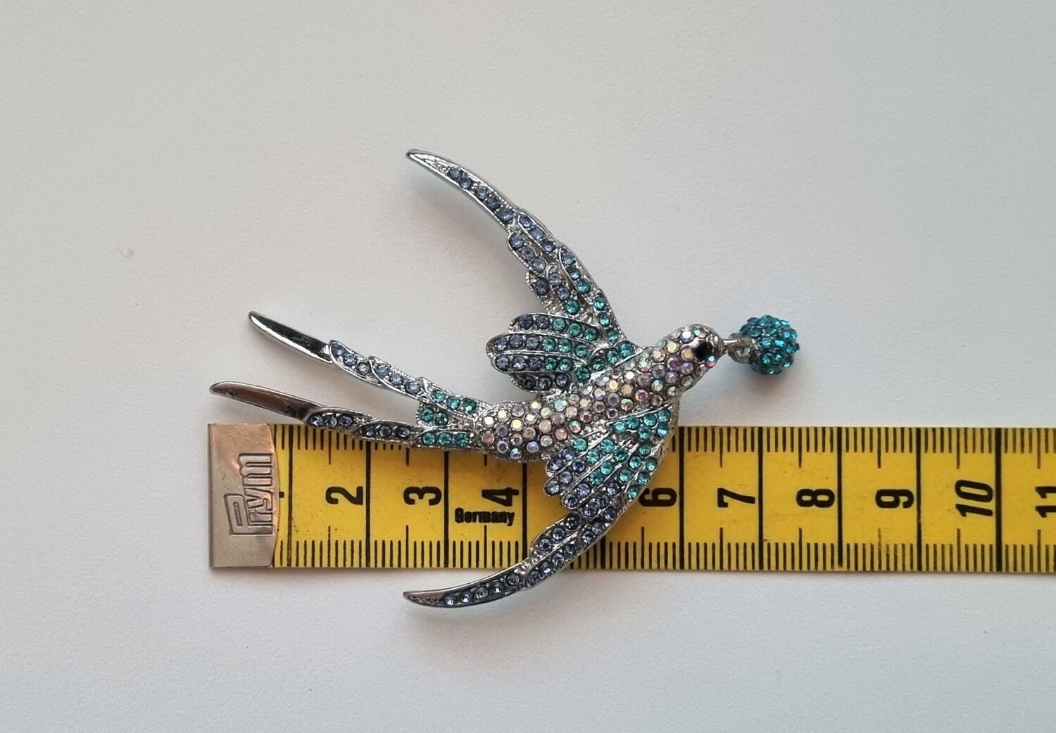 1 st detaljrik brosch / hänge - Fågel med boll