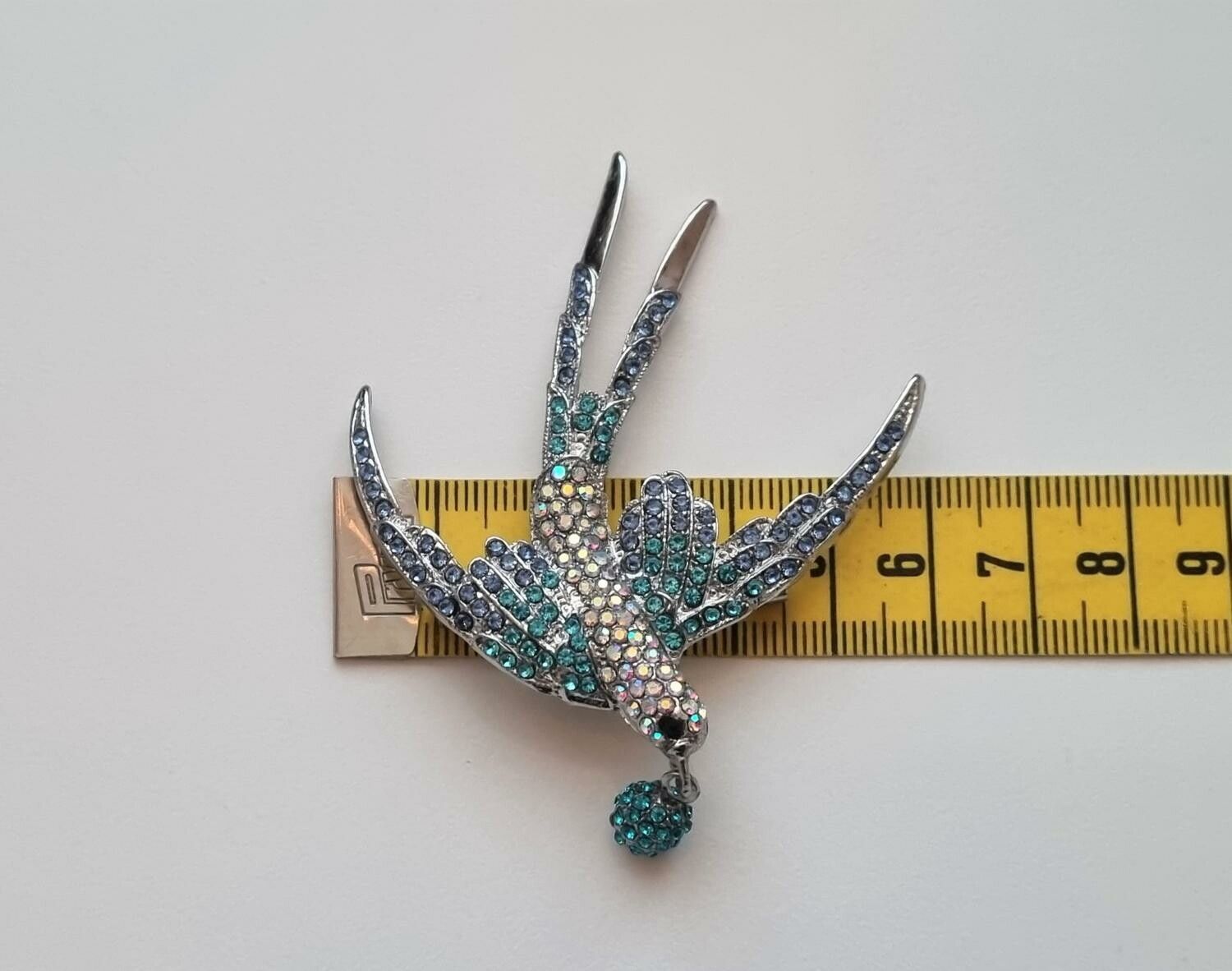 1 st detaljrik brosch / hänge - Fågel med boll