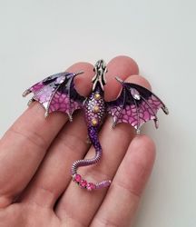 1 st detaljrik brosch hänge - Drake (lila)