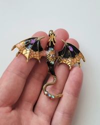 1 st detaljrik brosch hänge - Drake (svart/guld/orange)