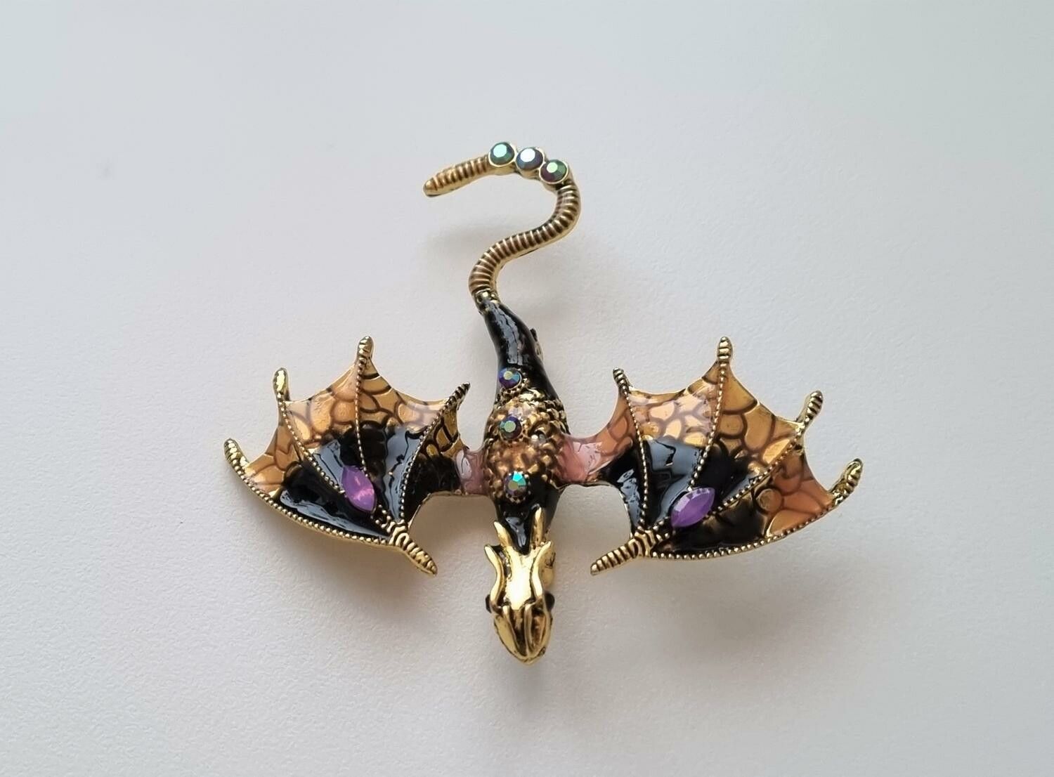 1 st detaljrik brosch hänge - Drake (svart/guld/orange)