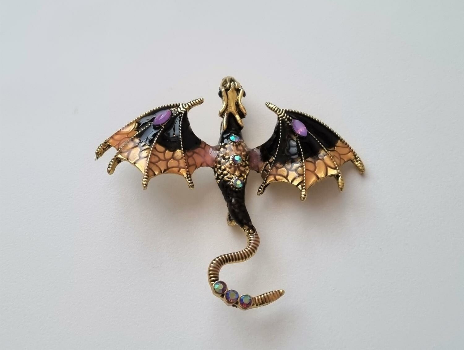 1 st detaljrik brosch hänge - Drake (svart/guld/orange)
