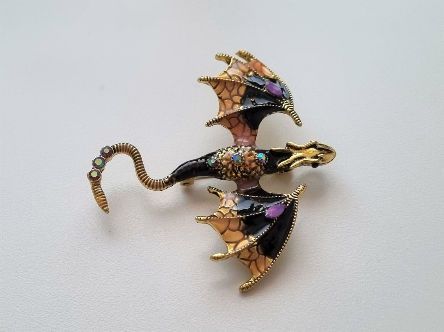 1 st detaljrik brosch hänge - Drake (svart/guld/orange)
