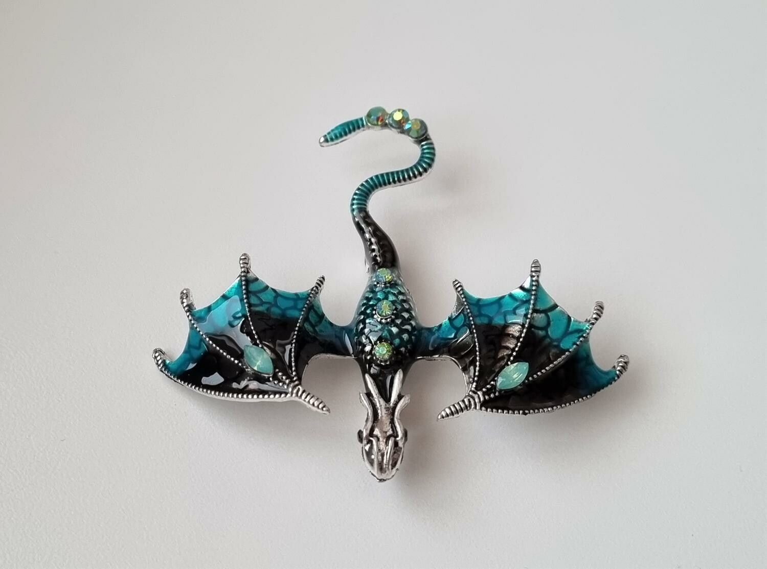 1 st detaljrik brosch hänge - Drake (turkos/svart)