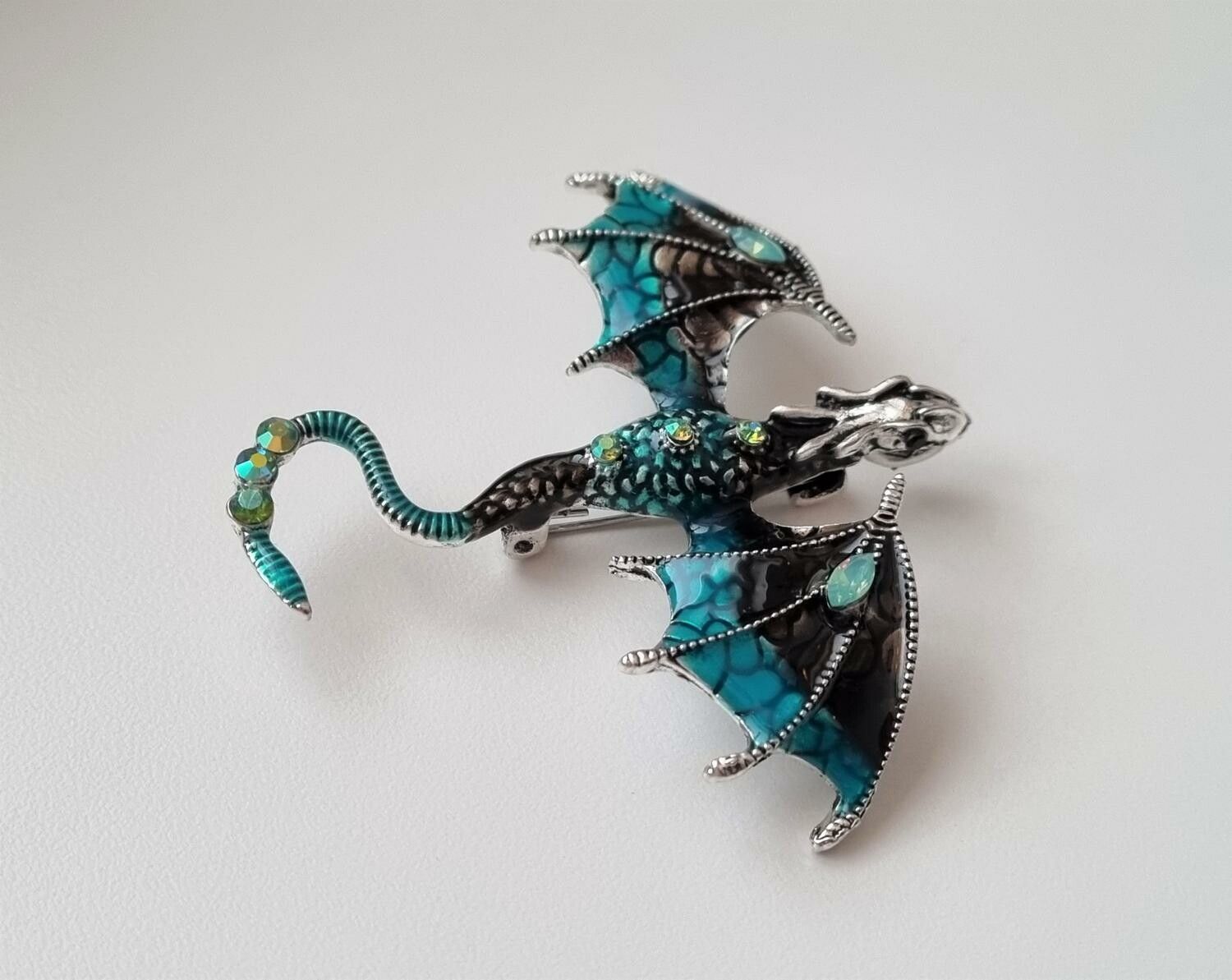 1 st detaljrik brosch hänge - Drake (turkos/svart)