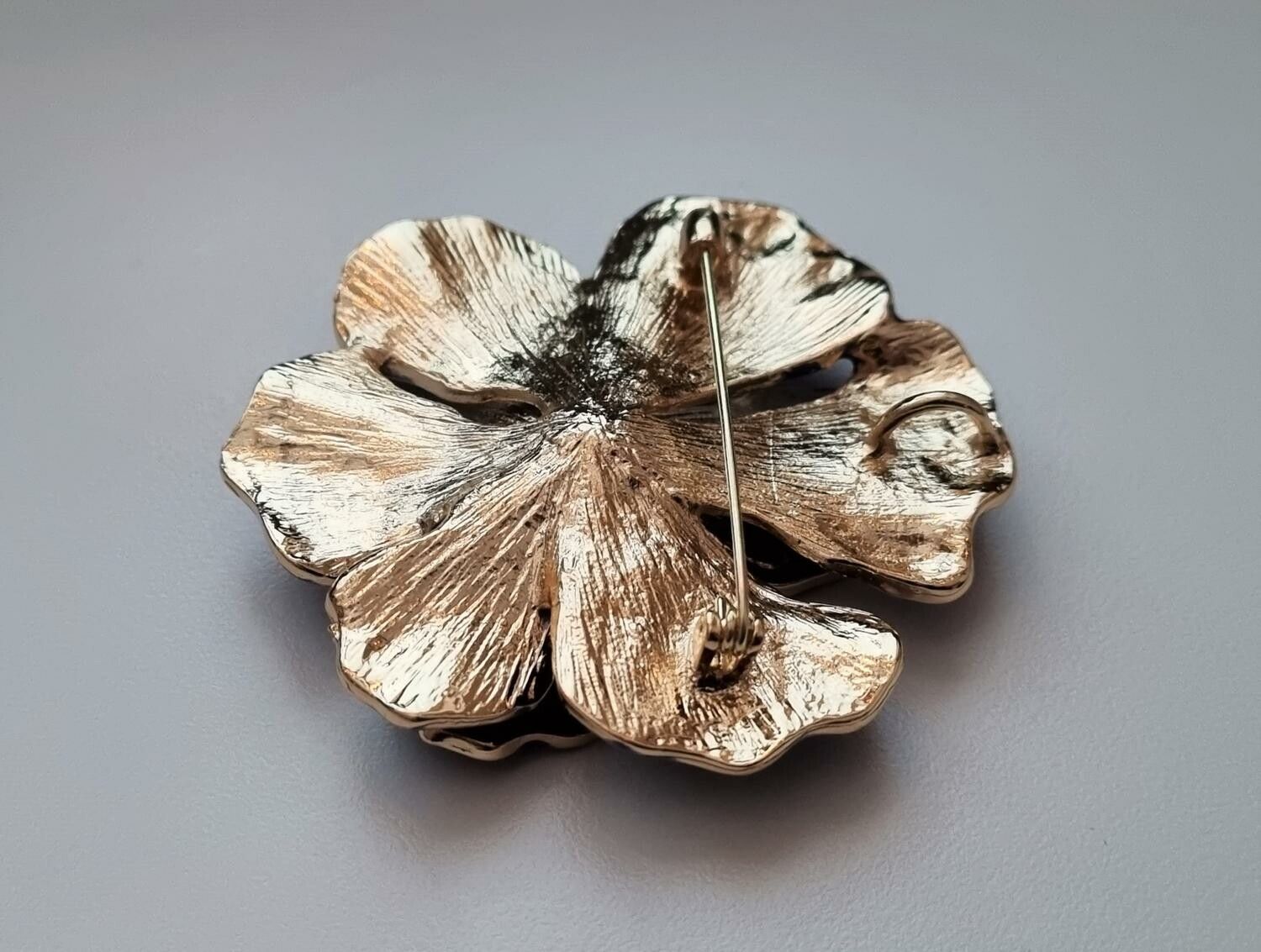 1 st stor blå brosch, blomma. Blombrosch