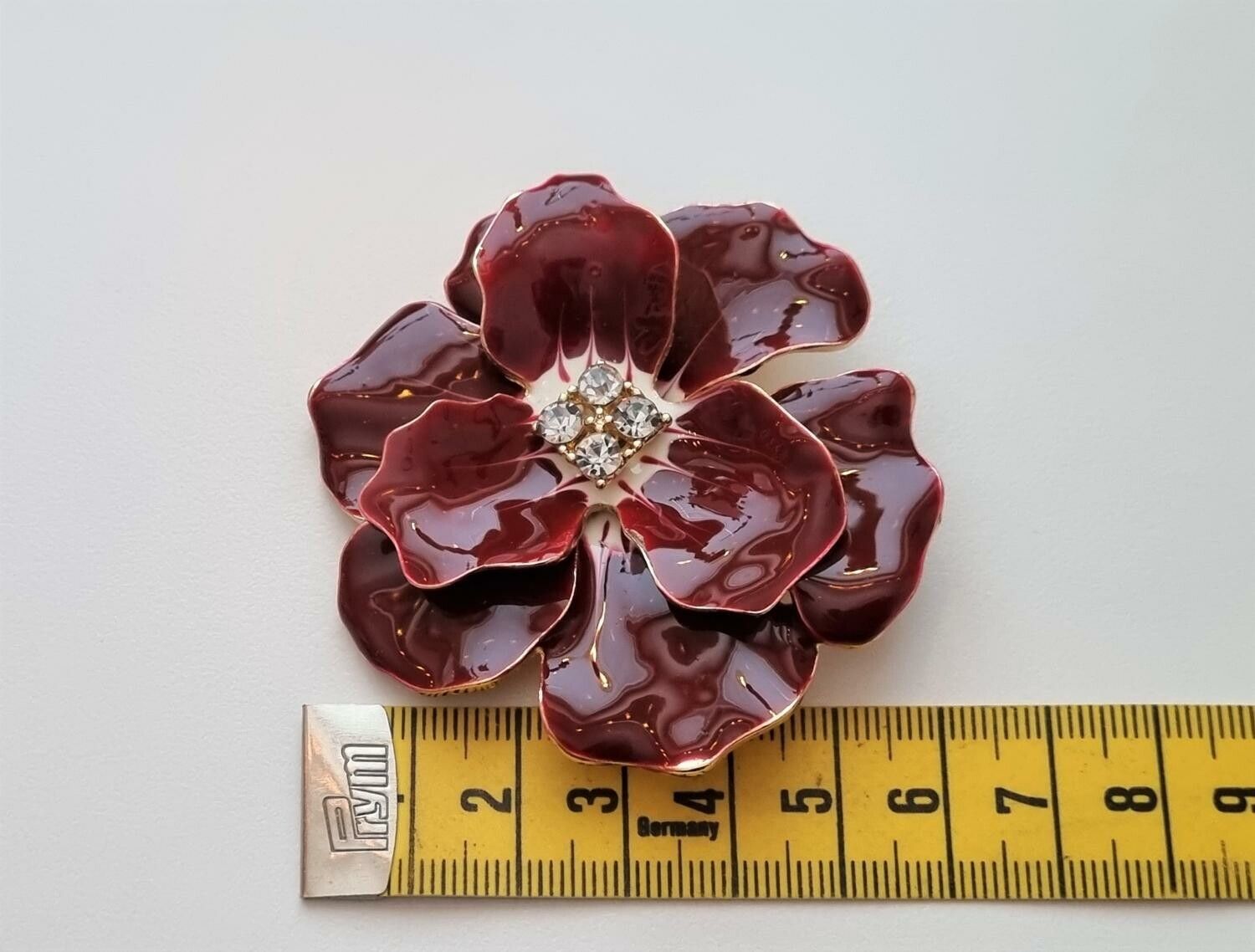 1 st stor röd brosch, blomma. Blombrosch