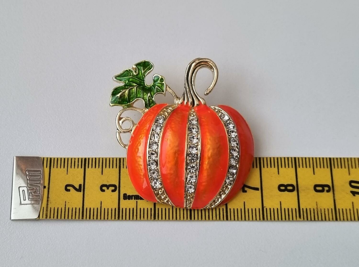 Brosch Orange pumpa med strasspärlor