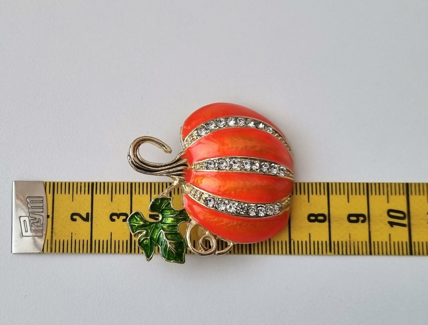 Brosch Orange pumpa med strasspärlor