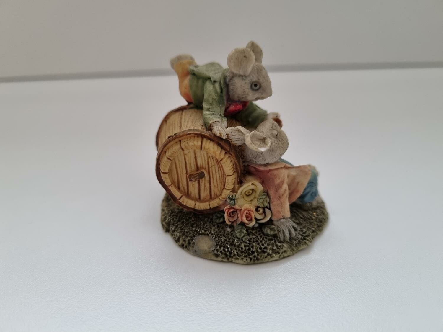 Figurin miniatyr mus, mini mus i keramik (pojkar)