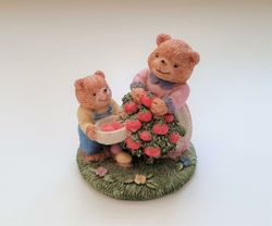 Figurin. Björnfamilj som plockar äpplen (5,9 cm hög, 80 gram)