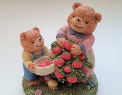 Figurin. Björnfamilj som plockar äpplen (5,9 cm hög, 80 gram)
