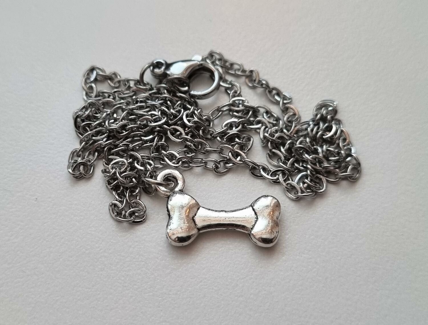 Halsband (50 cm) i rostfritt stål med ett litet hundben