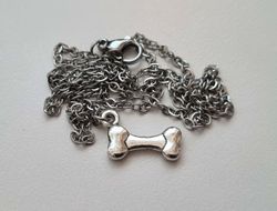 Halsband (50 cm) i rostfritt stål med ett litet hundben