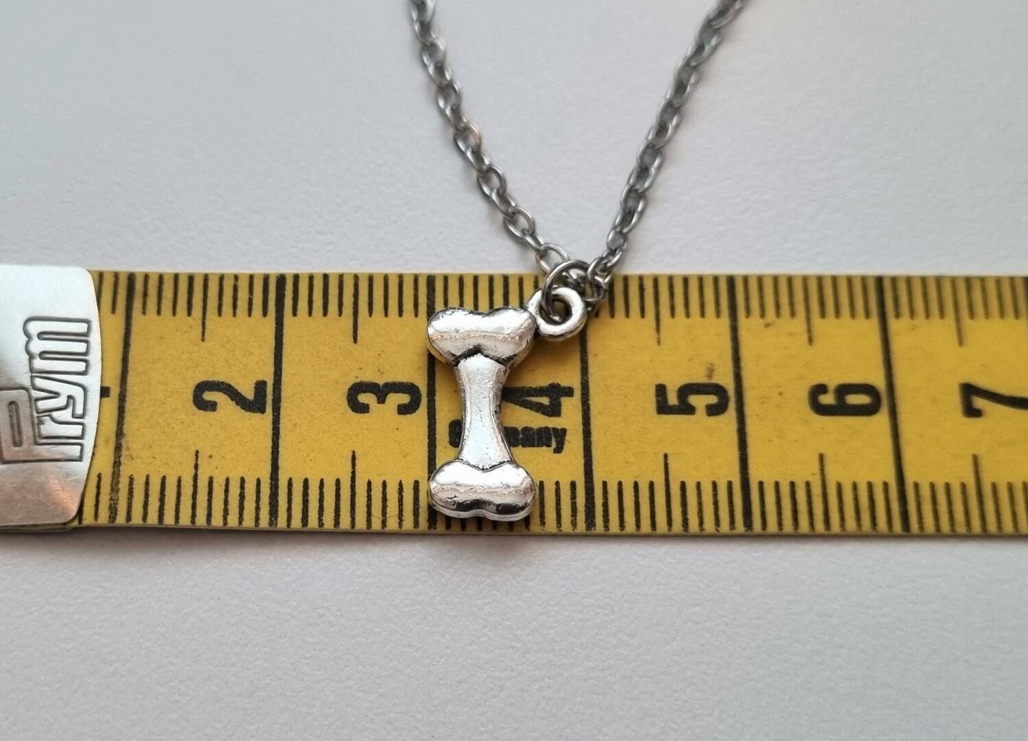 Halsband (50 cm) i rostfritt stål med ett litet hundben