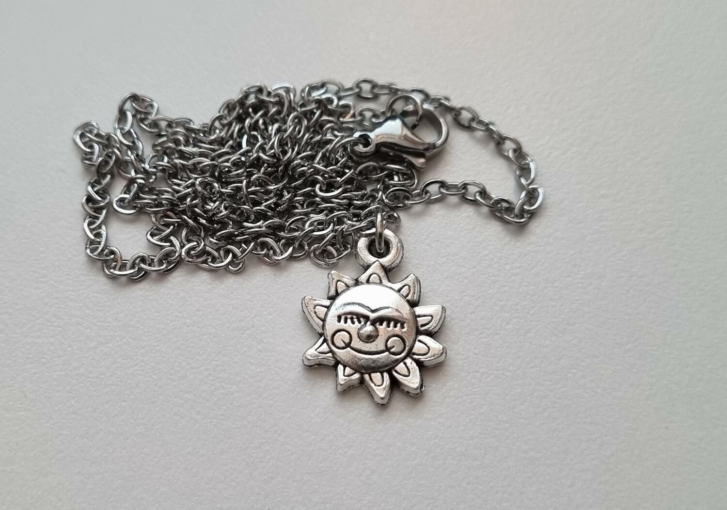 Halsband (50 cm) i rostfritt stål med en glad sol
