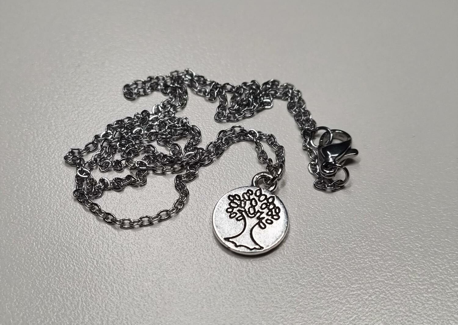 Halsband med ett litet träd / charm