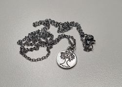Halsband med ett litet träd / charm