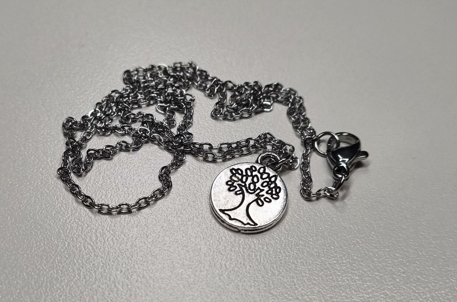 Halsband med ett litet träd / charm