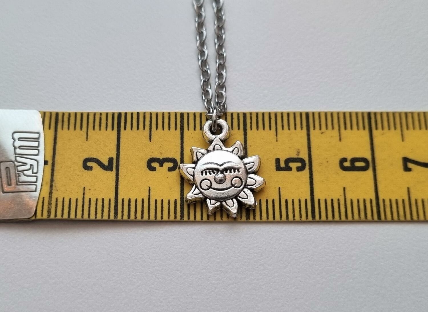 Halsband (50 cm) i rostfritt stål med en glad sol