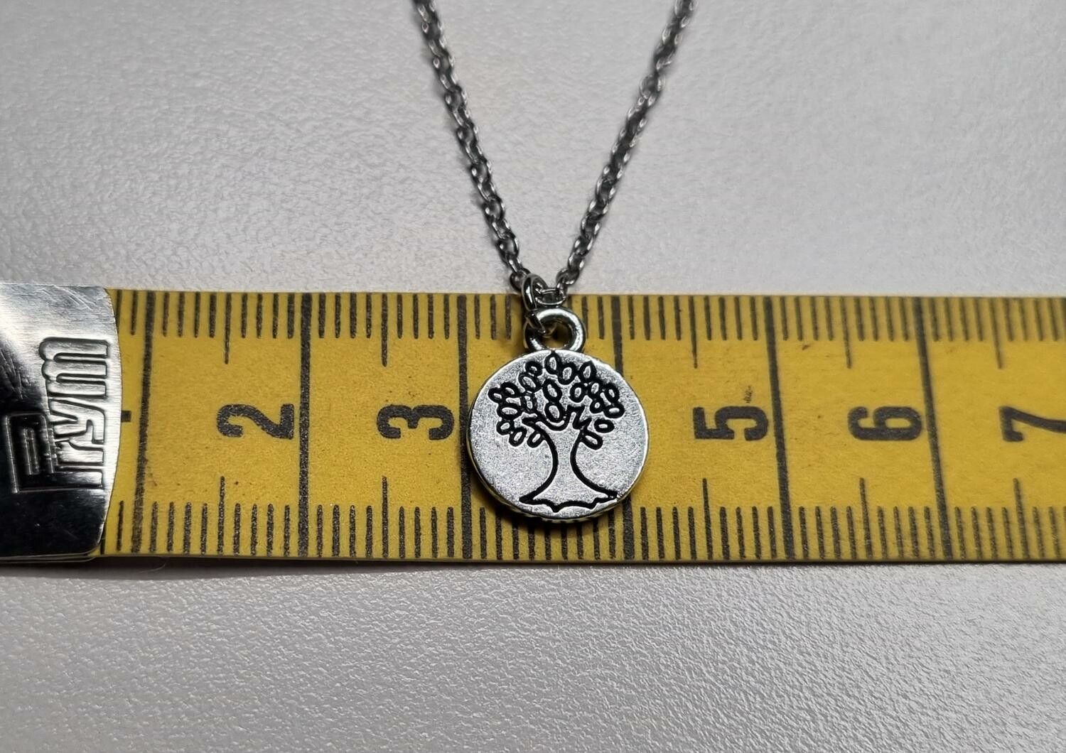Halsband med ett litet träd / charm