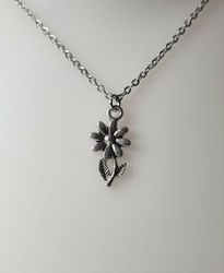 Halsband med en liten blomma, blomberlock / charm