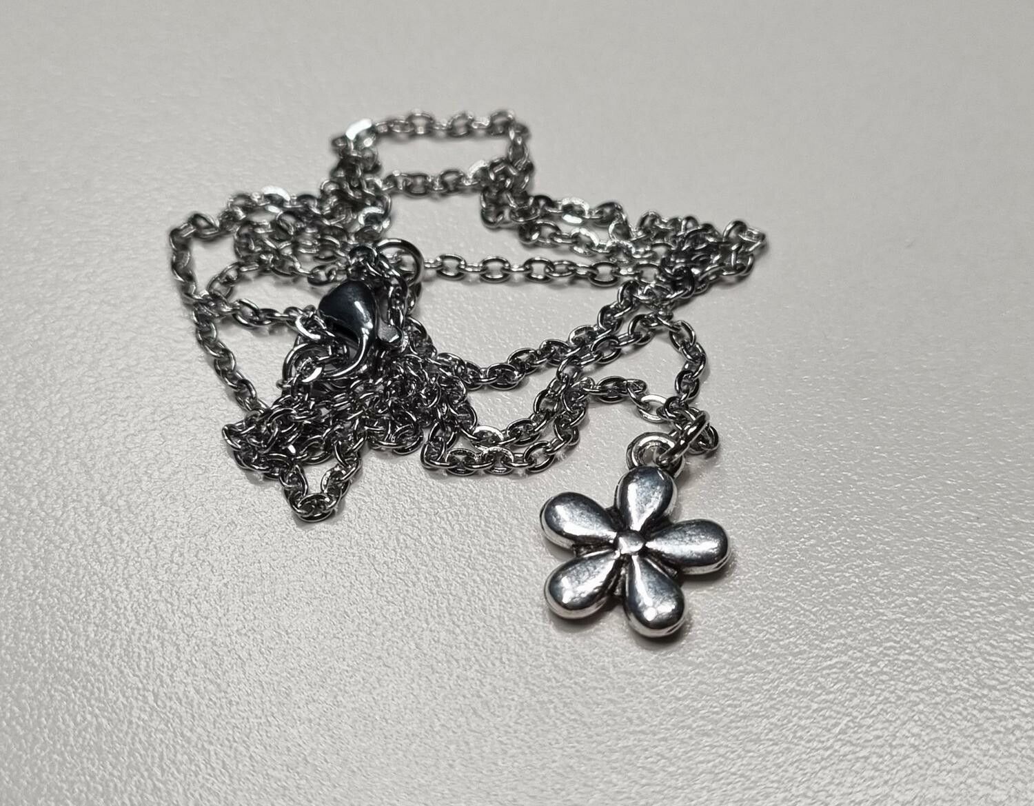 Halsband med en liten blomma / charm