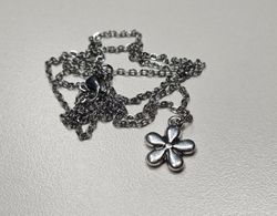 Halsband med en liten blomma / charm