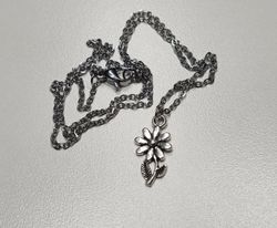 Halsband med en liten blomma, blomberlock / charm