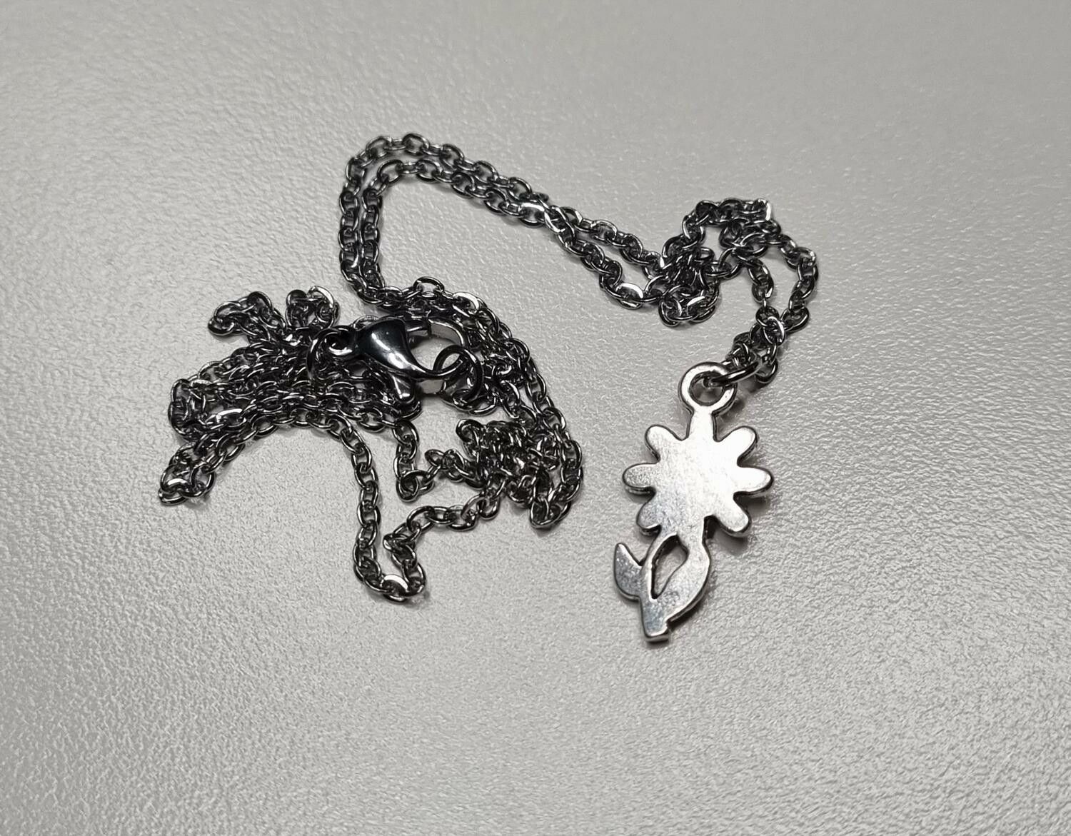 Halsband med en liten blomma, blomberlock / charm