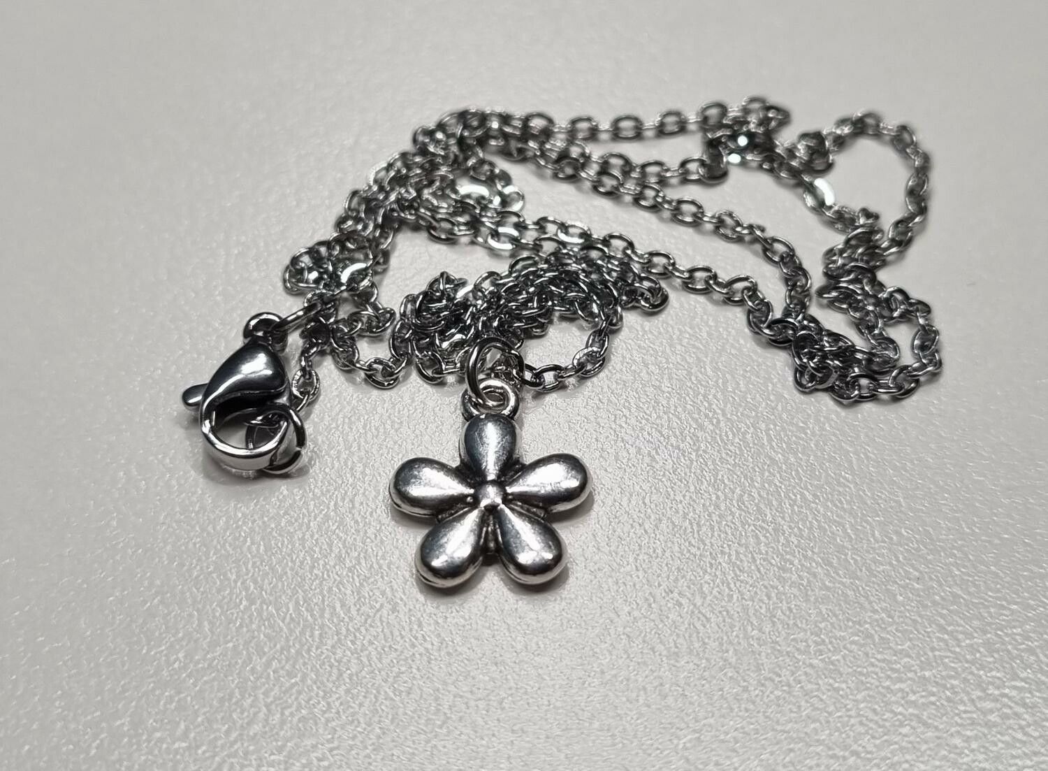 Halsband med en liten blomma / charm