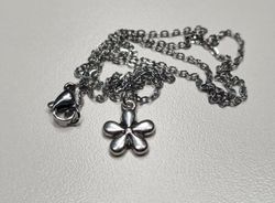 Halsband med en liten blomma / charm